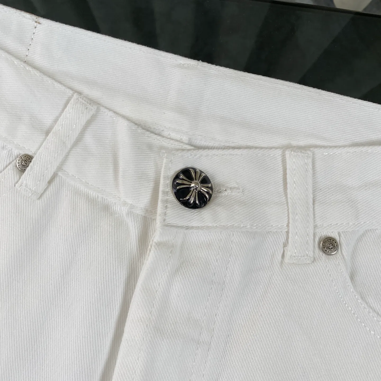 P270 chrome hearts new style white leather jeans vi Top heavy industry fashionable design] Consistent high street luxury style creation. Speaking of this style, the Zangyin family and GU family are definitely the leading representative brands. Especially the Zangyin family has really achieved a state-of-the-art effect in creating high street style. The unique washed material is used to create this style. The color system is quite eye-catching. After it is decorated with patchwork cross flowers, it cleverly highlights the charm of the brand. Secondly, this style uses classic The classic high-waist cutting design highlights the long legs and fashionable temperament of the upper body. The brand is highly recognizable and the slim fit configuration is more suitable for daily wear. It is a product that interprets personality, fashion, and specifications at a glance. This single product is enough to make any fan excited. It can be a white T-shirt for youthful preppy style, or a tight suspender for lady style. It has strong matching ability and can be easily controlled by men.  [Materials and craftsmanship] Needless to say, this point goes without saying. As an excellent craftsman brand, Zangyin’s requirements for details and craftsmanship are really perfect. The washed color of this model has gone through so many processes, not to mention the embellishment of denim appliques. It is also purely hand-made and sewn. Just like what they believe in, only hand-made things have soul and have the meaning of wear. A top-notch heavy-duty fashionable denim item, I look forward to your perfect interpretation! !  Size:28-36